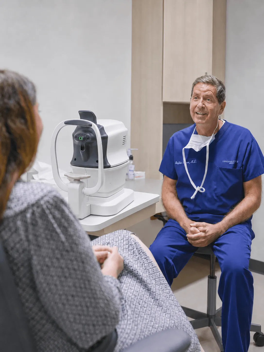 Using the DrTono Tenso Station non-contact tonometer to measure IOP.